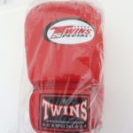 新TWINS ツインズ 本革製キックボクシング グローブ 赤 １６オンス